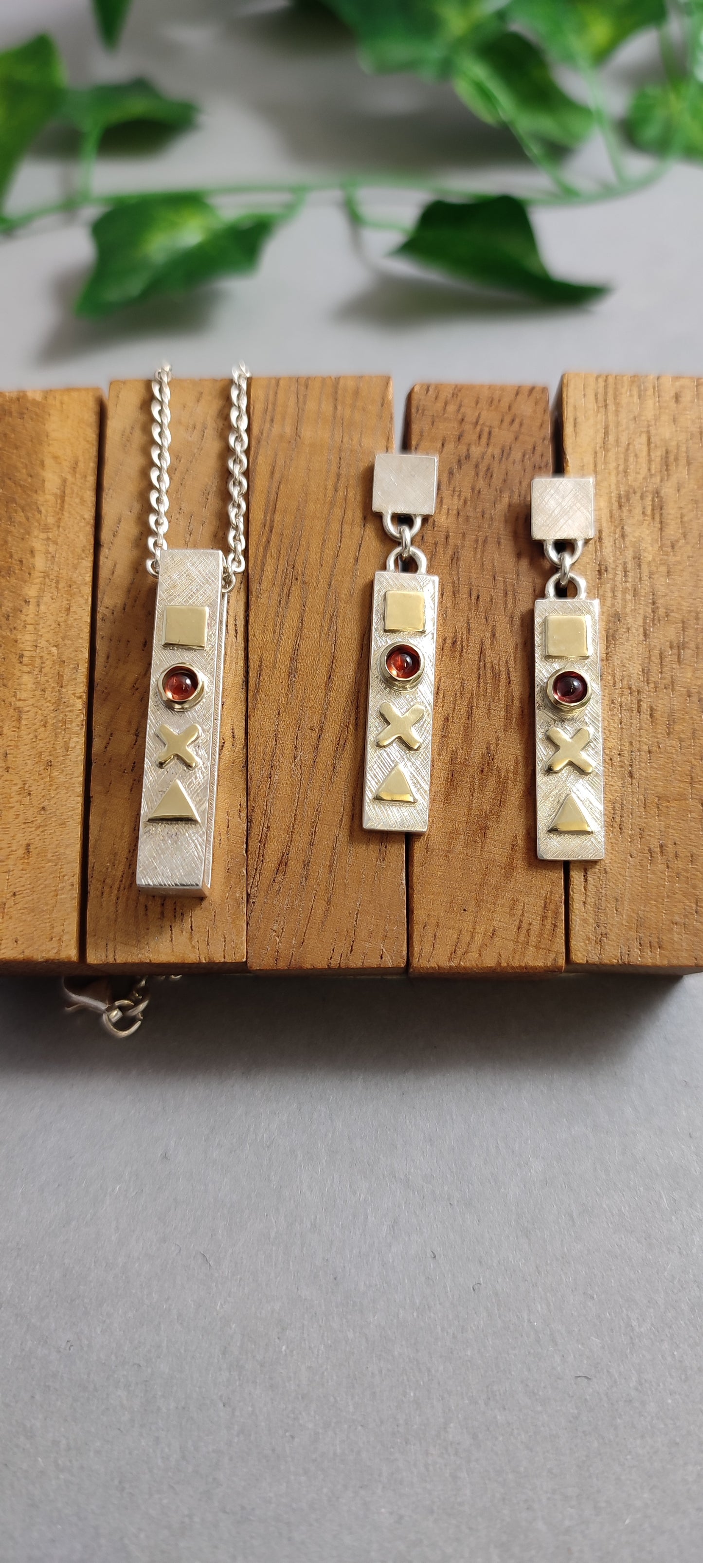 Gamer Earrings with Emerald and 14ct gold - "press continue"