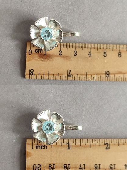 Spinning flower pendant with topaz