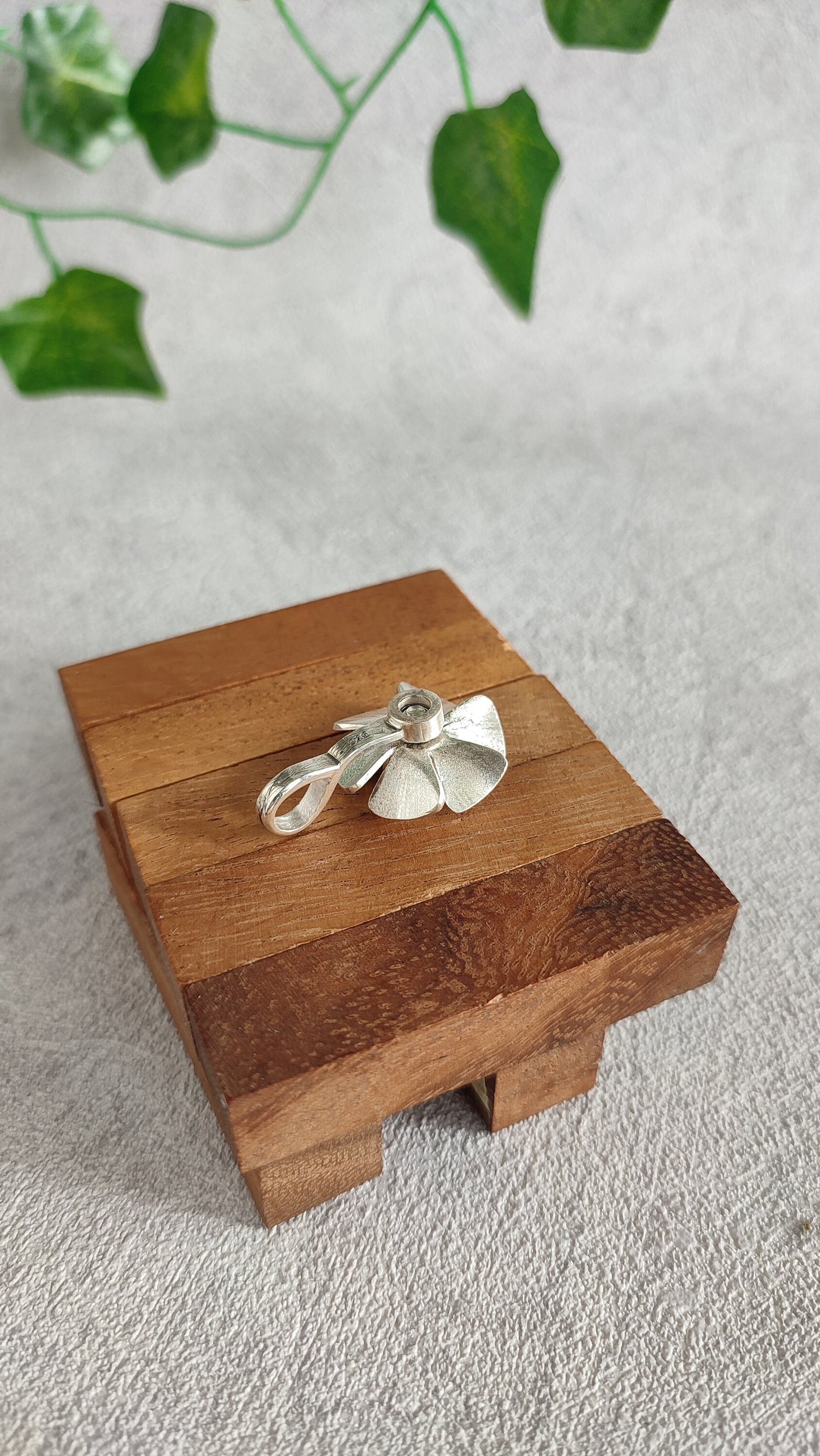 Spinning flower pendant with topaz